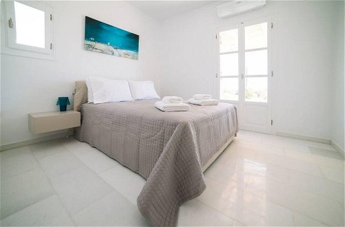 Photo 4 - Deep Blue Villa With 4 Bedrooms in Paros