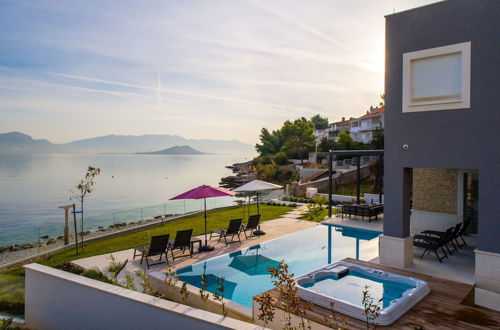 Foto 49 - Beachfront Villa Grey Martini with Pool