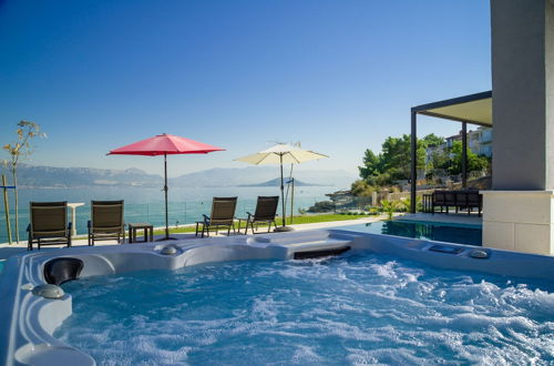Foto 39 - Beachfront Villa Grey Martini with Pool