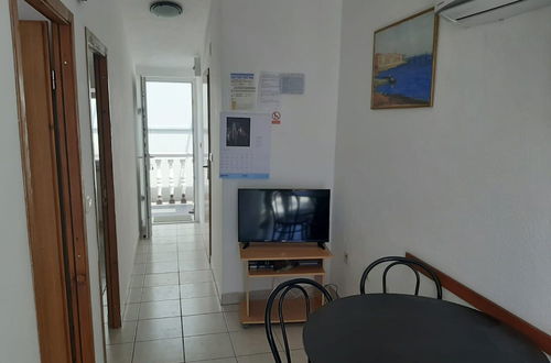 Foto 4 - Sea-view Holiday Home in Okrug Gornji With Balcony