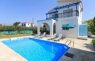 Foto 2 - Sun Beach Villa Large Private Pool Walk to Beach A C Wifi Car Not Required - 2145