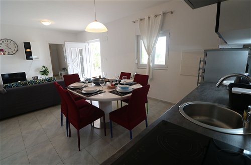 Photo 7 - Stunning Apartment for 7 Close to Several Beaches