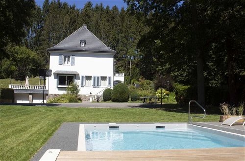 Photo 4 - Luxurious Countryside Holiday Home With Pool