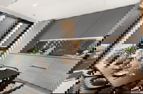 Photo 10 - Stylish two Bedroom Apartment With River Views in Docklands