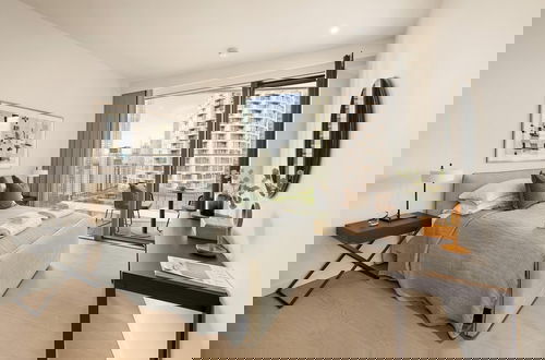 Photo 3 - Stylish two Bedroom Apartment With River Views in Docklands