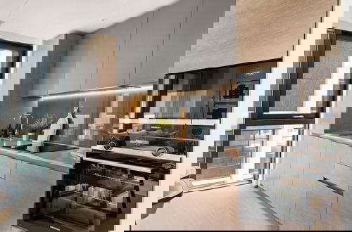 Photo 13 - Stylish two Bedroom Apartment With River Views in Docklands