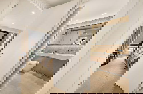 Photo 7 - Stylish two Bedroom Apartment With River Views in Docklands