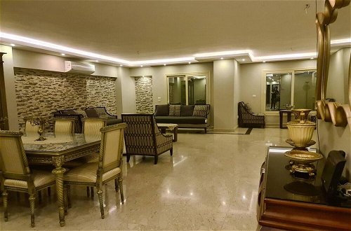 Foto 15 - Spacious Executive Luxury Apartment With Balcony