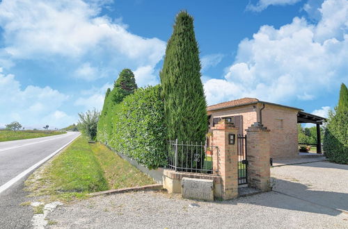 Photo 4 - Central Holiday Home With Swimming Pool