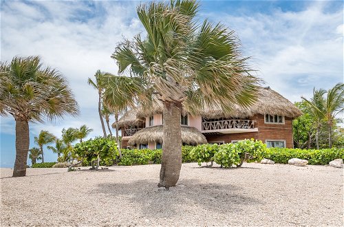 Foto 37 - Ocean View Villa with Pool Chef Butler