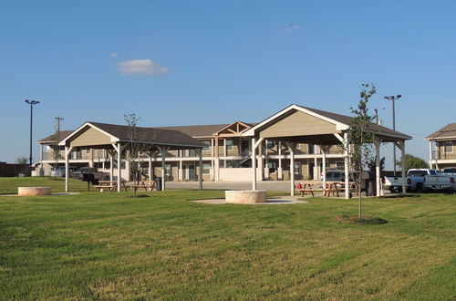 Photo 25 - Eagle's Den Suites Carrizo Springs a Travelodge by Wyndham