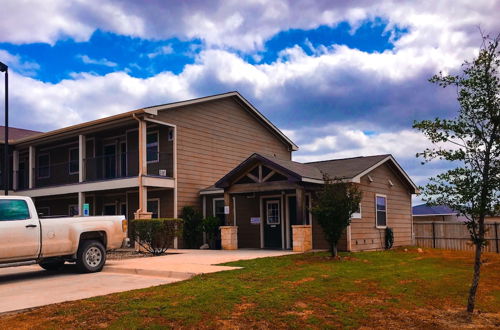 Photo 2 - Eagle's Den Suites Carrizo Springs a Travelodge by Wyndham