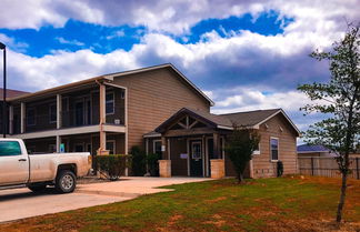 Photo 2 - Eagle's Den Suites Carrizo Springs a Travelodge by Wyndham