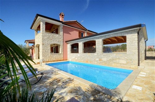 Photo 18 - Cozy Holiday Home in Rogovici With Swimming Pool