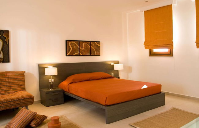 Beautiful Villa With Swimming Pool - Photo 13