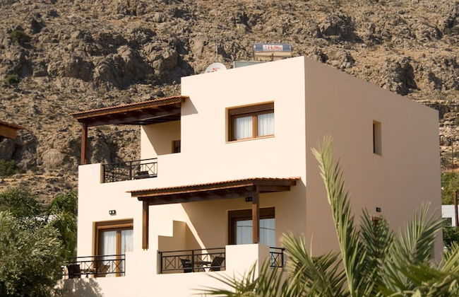 Beautiful Villa With Swimming Pool - Photo 1