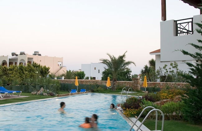 Beautiful Villa With Swimming Pool - Photo 23