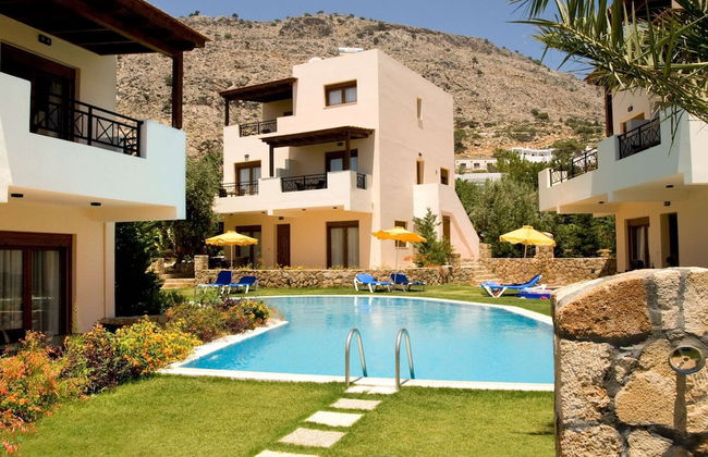 Beautiful Villa With Swimming Pool - Photo 20