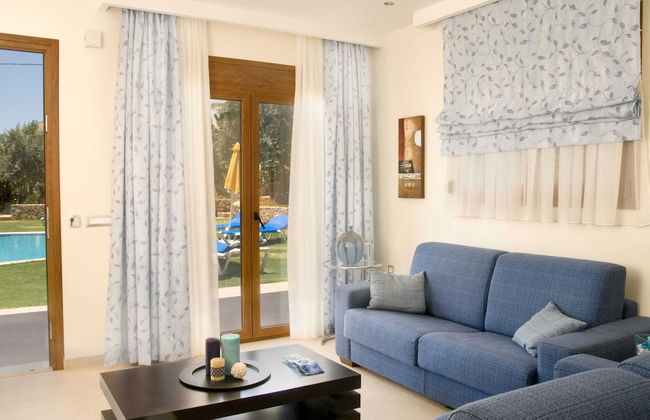 Beautiful Villa With Swimming Pool - Photo 7