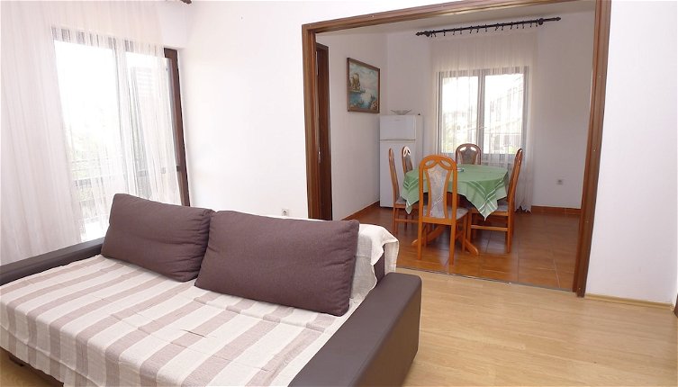 Foto 1 - 8 Person 3 Bed Apartment With Pool Near the Beach