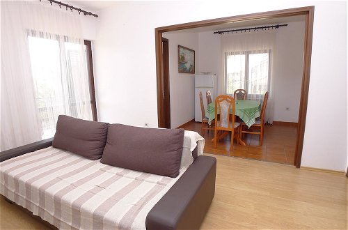 Foto 1 - 8 Person 3 Bed Apartment With Pool Near the Beach