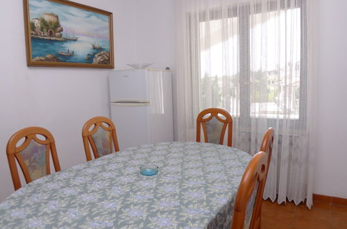 Photo 8 - 8 Person 3 Bed Apartment With Pool Near the Beach
