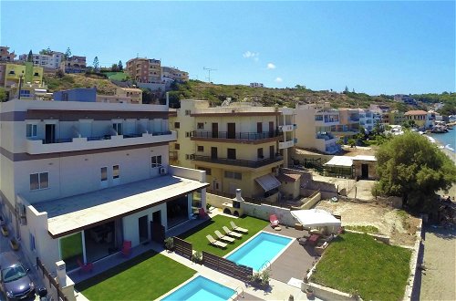 Foto 29 - Beachfront Villa With a Private Pool