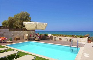 Foto 1 - Beachfront Villa With a Private Pool