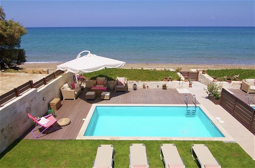 Foto 19 - Beachfront Villa With a Private Pool