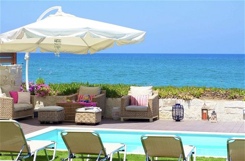 Foto 22 - Beachfront Villa With a Private Pool