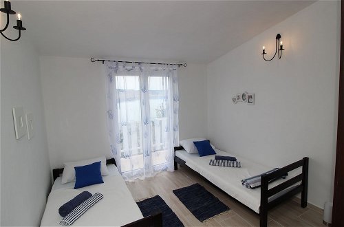 Photo 3 - New Spacious Apartment Direct on the Beach