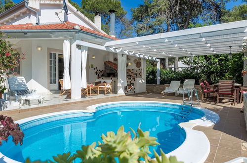 Photo 16 - Spacious Holiday Home in Molat With Pool