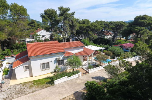 Foto 17 - Spacious Holiday Home in Molat With Pool