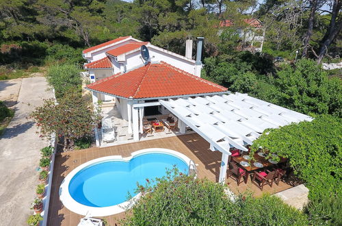 Photo 25 - Spacious Holiday Home in Molat With Pool