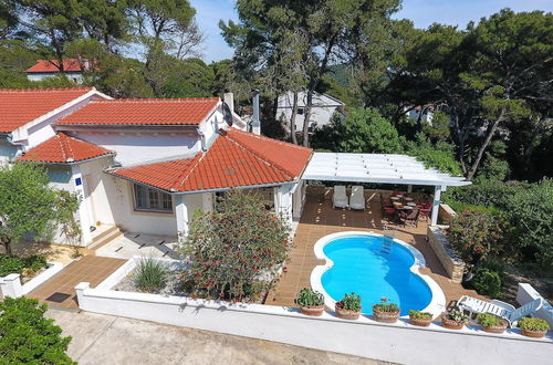 Photo 16 - Spacious Holiday Home in Molat With Pool