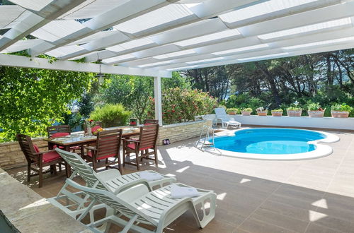 Photo 11 - Spacious Holiday Home in Molat With Pool