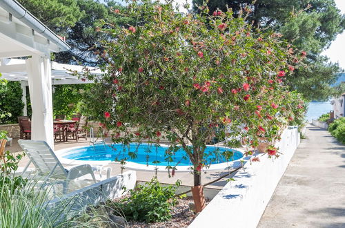 Photo 21 - Spacious Holiday Home in Molat With Pool