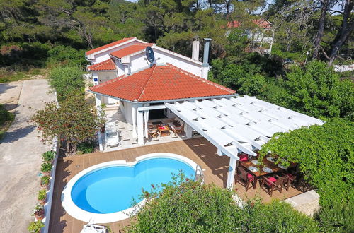 Foto 27 - Spacious Holiday Home in Molat With Pool