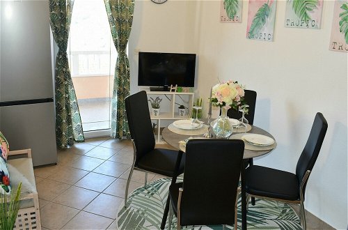 Foto 14 - A1- apt With Terrace, Just 3 min Walk to the Beach