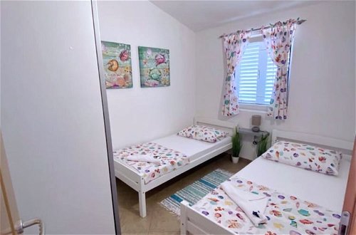 Foto 4 - A1- apt With Terrace, Just 3 min Walk to the Beach