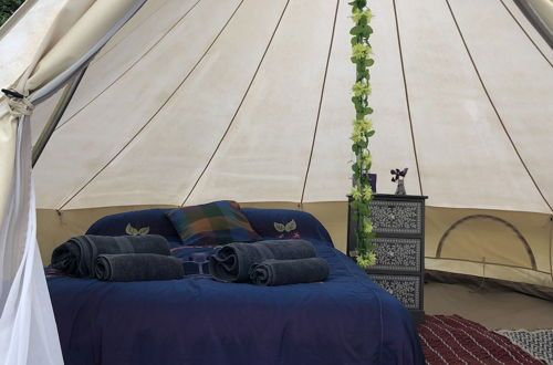 Foto 3 - Comfy 4m -bed Bell Tent With Great Views
