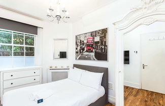 Photo 2 - Bright Warwick Chambers Apartment