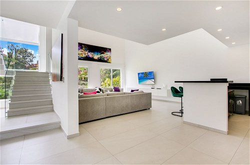 Foto 39 - Ultra Modern Villa with Chef & Maid