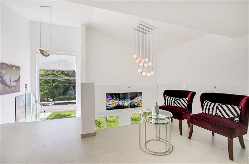 Foto 32 - Ultra Modern Villa with Chef & Maid