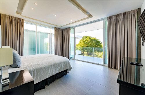 Foto 3 - Ultra Modern Villa with Chef & Maid
