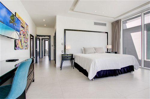 Foto 8 - Ultra Modern Villa with Chef & Maid