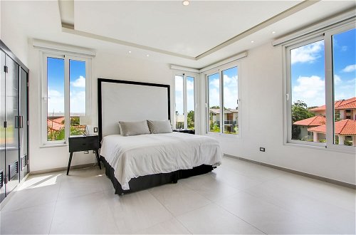 Foto 6 - Ultra Modern Villa with Chef & Maid