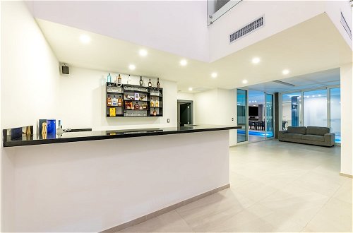 Foto 20 - Ultra Modern Villa with Chef & Maid