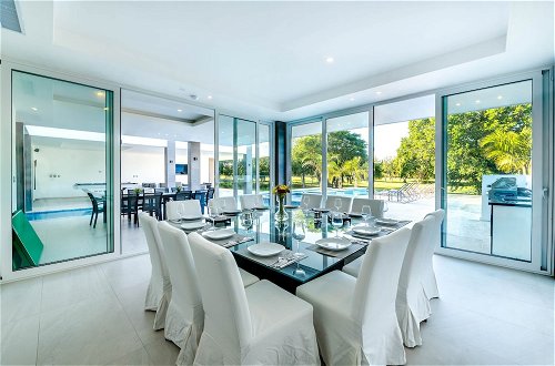 Foto 21 - Ultra Modern Villa with Chef & Maid