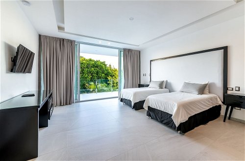 Photo 15 - Ultra Modern Villa with Chef & Maid